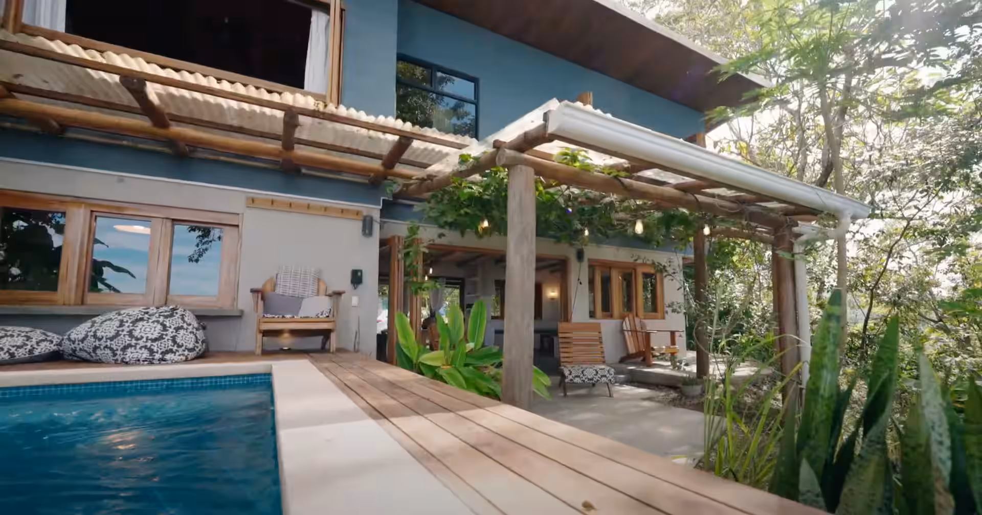 Wide panoramic view of the outdoor lounge with jungle on all sides