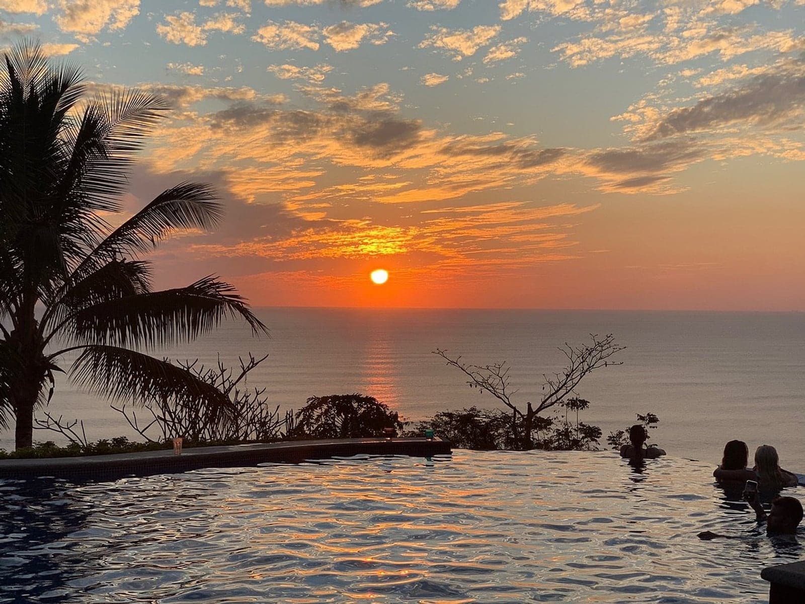 Hotel Vista de Olas — Cliff pool · day-to-sunset